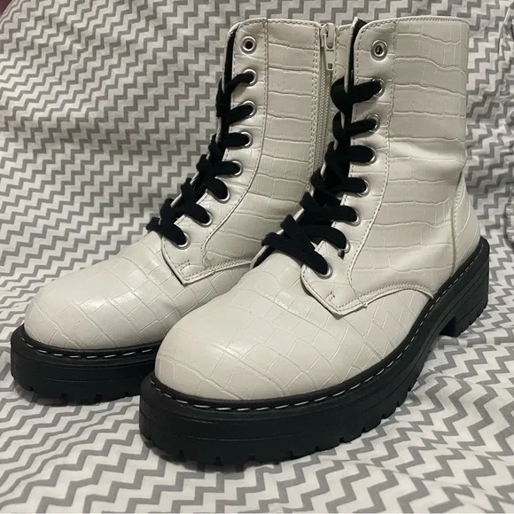 True Craft White Combat Boots. Almost New. I wore them once. No original box. - Picture 6 of 9